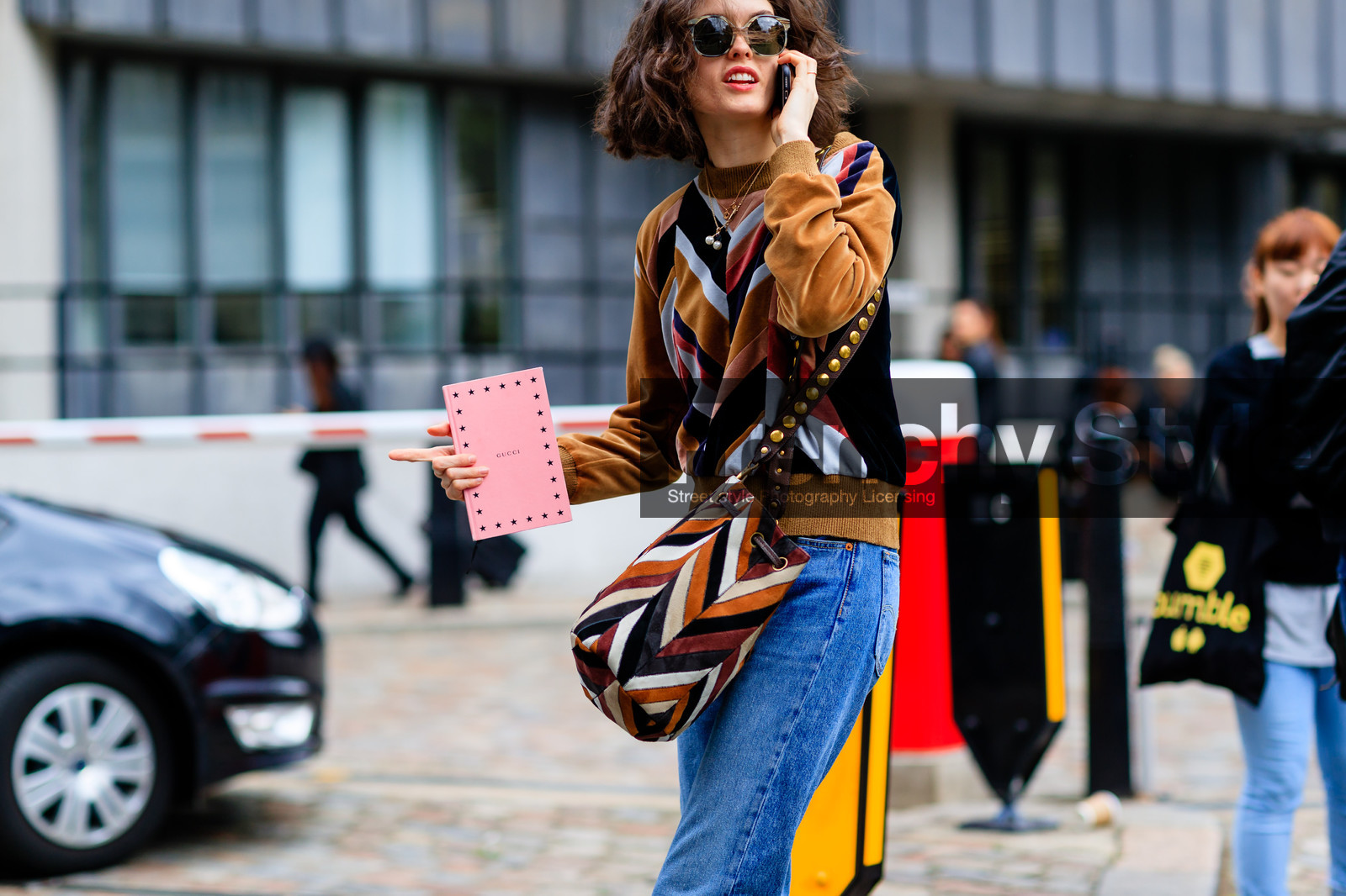 atmosphere details, blue denim, brown bag, brown sweater, camel bag, camel sweater, denim pants, detail, fashion week, frenchystyle, FW, geometric, graphic bag, graphic sweater, horizontal, jeans, jonathan paciullo, leather bag, LFW, LONDON, printed bag, SPRING SUMMER 2017, SS 17, street style, striped bag, striped sweater, stripes, suede bag, suede sweater, sunglasses, trousers, woman