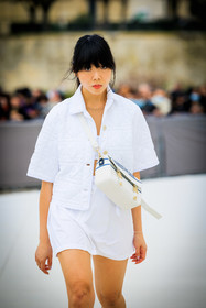 crossbody bag, dior bag, white bag, white jacket shirt, white skirt, close up, susie lau, fashion week, frenchystyle, FW, jonathan paciullo, street style, AUTUMN WINTER 2022-2023, FALL WINTER 2022_2023, FW 22-23, PFW, PARIS, vertical, detail