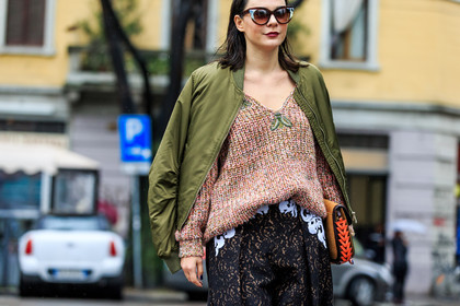 atmosphere details, AUTUMN WINTER 2016-2017, AW 16-17, beige sweater, black skirt, bomber jacket, detail, FALL WINTER 2016-2017, fashion week, frenchystyle, FW, FW 16-17, graphic bag, green jacket, horizontal, jonathan paciullo, kaki jacket, lace skirt, leather bag, leather shoes, LFW, LONDON, MENSWEAR, orange bag, over the shoulder, printed skirt, street style, sunglasses, tucked in