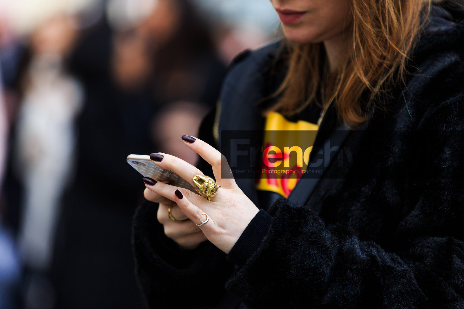 atmosphere details, AUTUMN WINTER 2016-2017, AW 16-17, black coat, black fur, black jacket, black t shirt, detail, FALL WINTER 2016-2017, fashion week, frenchystyle, fur coat, fur jacket, FW, FW 16-17, horizontal, iphone, jonathan paciullo, PARIS, PFW, printed t shirt, rings, street style, vêtements