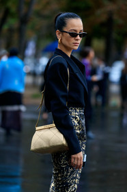 anna rosa vitiello, florrie thomas, chanel total look, black leather skirt, black jacket, black sunglasses, chanel bag, chanel sunglasses, chanel skirt, golden skirt, golden bag, quilted bag, mid long skirt, hoop earrings, golden earrings, monogrammed skirt, PARIS, PFW, SPRING SUMMER 2020, SS 20, fashion week, frenchystyle, FW, jonathan paciullo, street style, vertical, atmosphere details, detail