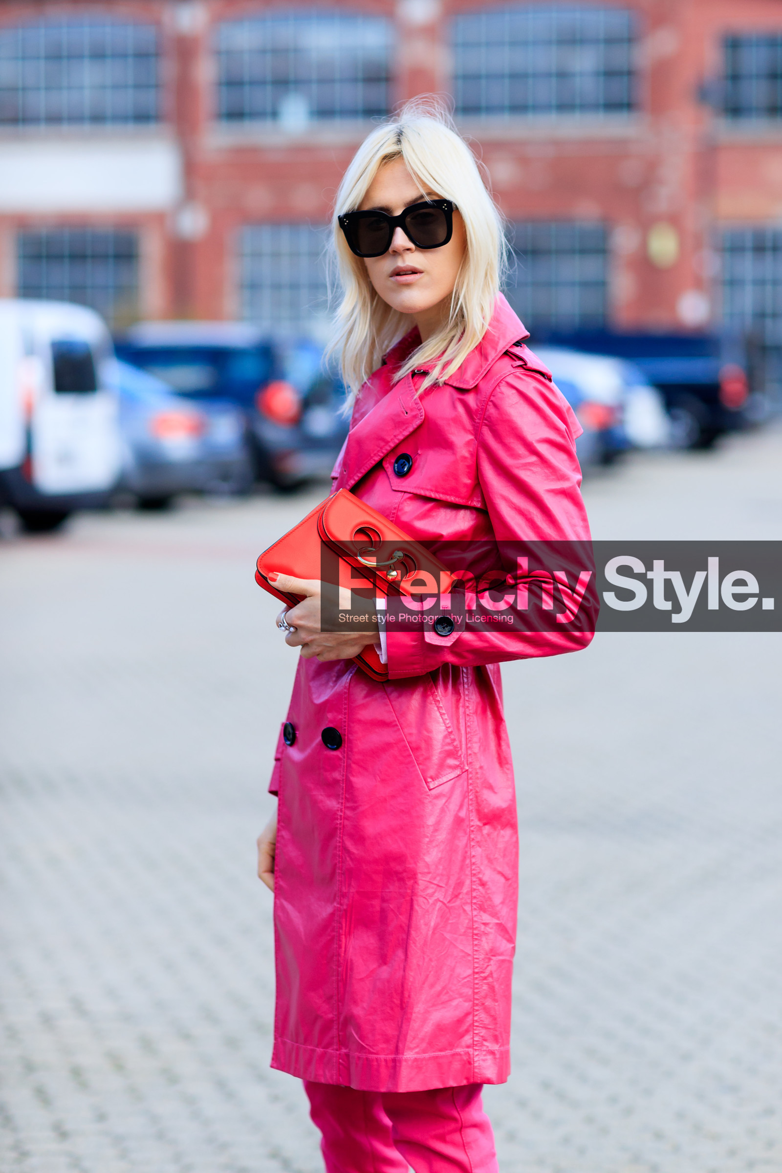 AUTUMN WINTER 2017-2018, AW 17-18, detail, FALL WINTER 2017-2018, fashion week, frenchystyle, FW, FW 17-18, jonathan paciullo, jw anderson, leather bag, linda tol, MFW, MILAN, pink coat, pink pants, red bag, street style, sunglasses, tone on tone, total look pink, trench coat, trousers, vertical