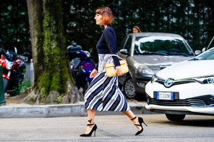 atmosphere details, black dress, black shoes, fashion week, frenchystyle, full length, FW, geometric, graphic dress, high heels, horizontal, jonathan paciullo, leather bag, leather shoes, MFW, MILAN, printed dress, Sara Moschini, SPRING SUMMER 2017, SS 17, street style, stripes, yellow bag