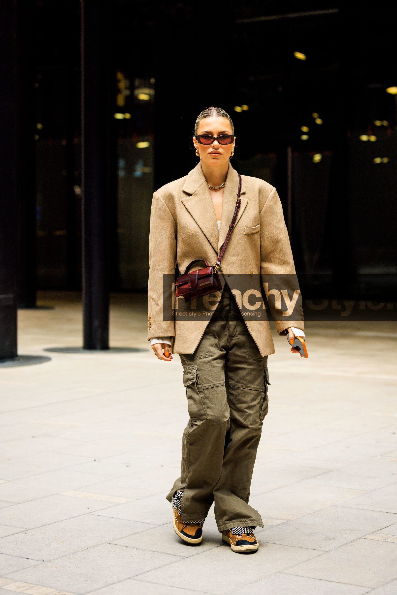 purple glasses, beige blazer, golden loops, chain necklace, jacquemus bag, crossbody bag, burgundy bag, cargo pants, kaki pants, camel sneakers, fashion week, frenchystyle, FW, jonathan paciullo, street style, AUTUMN WINTER 2022-2023, FALL WINTER 2022_2023, FW 22-23, PFW, PARIS, vertical, full length