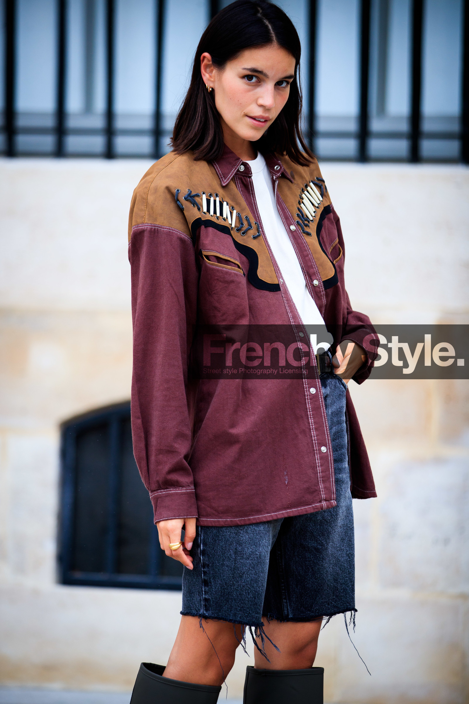 brown shirt, oversize shirt, cowboy look, cowboy shirt, white t-shirt, denim, denim bermuda shorts, used bermuda shorts, high boots, flat boots, kaki leather boots, rain boots, fashion week, frenchystyle, FW, jonathan paciullo, street style, PFW, PARIS, SPRING SUMMER 2021, SS 21, vertical, atmosphere details, detail
