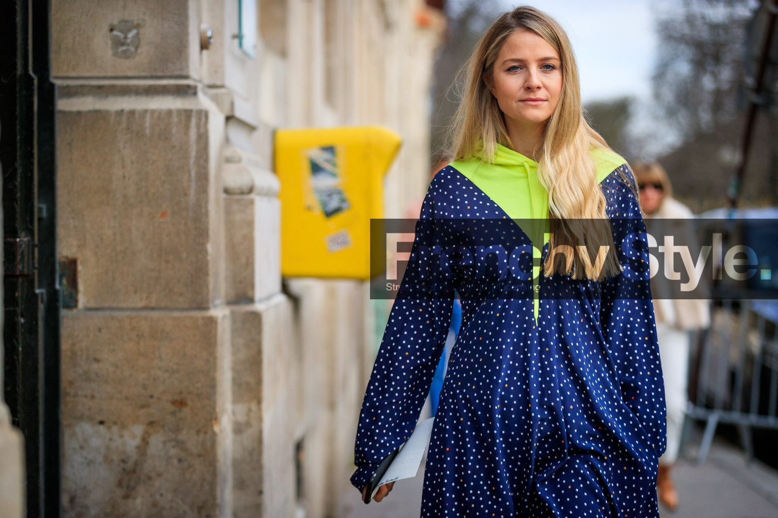 blue dress, fluo, graphic dress, hood, polka dot, printed dress, vêtements, street style, jonathan paciullo, FW, frenchystyle, fashion week, PFW, PARIS, AUTUMN WINTER 2018-2019, FALL WINTER 2018-2019, FW 18-19, horizontal, atmosphere details, Holly Russell