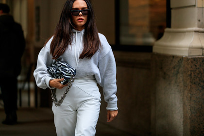 evangelie smyrniotaki, grey hoodie, light grey hoodie, high waist pants, white leather pants, white leather bag, black leather bag, bicolor bag, striped bag, silvered chain strap bag, fashion week, frenchystyle, FW, jonathan paciullo, street style, NYFW, NEW YORK, AUTUMN WINTER 2020-2021, FALL WINTER 2020-2021, FW 20-21, horizontal, atmosphere details, detail