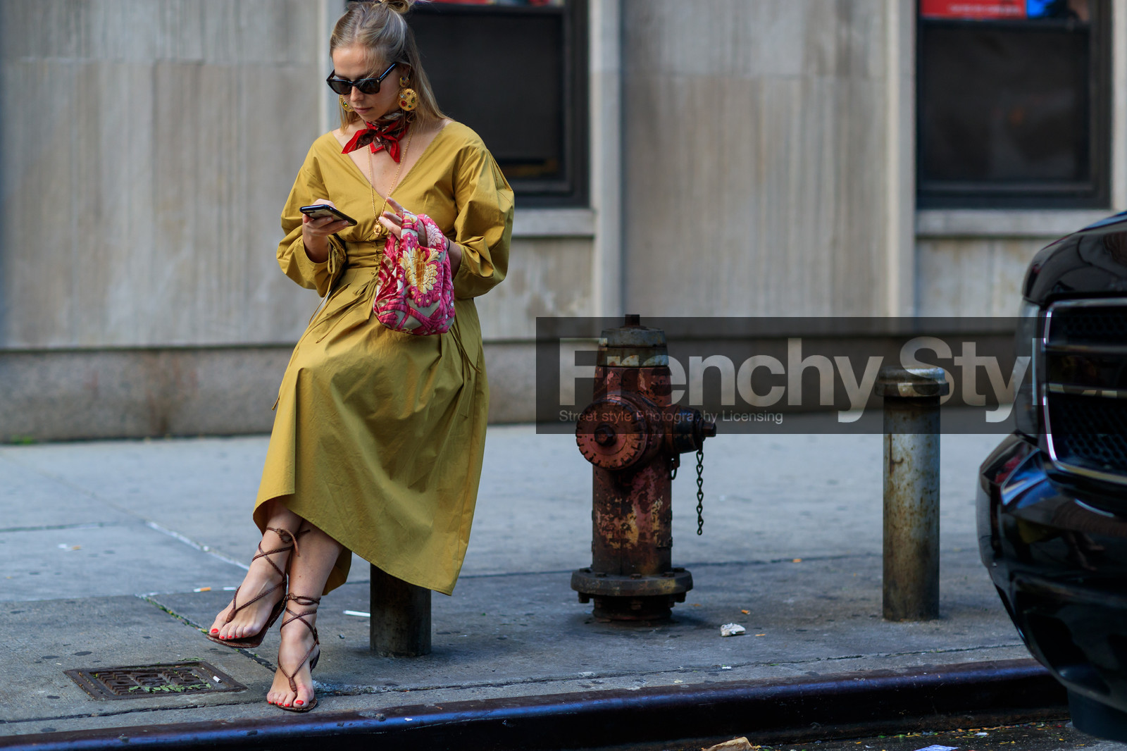 atmosphere details, brocard, brown sandals, chloe king, detail, earrings, fashion week, frenchystyle, FW, horizontal, jonathan paciullo, leather bag, leather shoes, NEW YORK, NYFW, printed bag, red bag, red scarf, SPRING SUMMER 2018, SS 18, street style, sunglasses, yellow dress