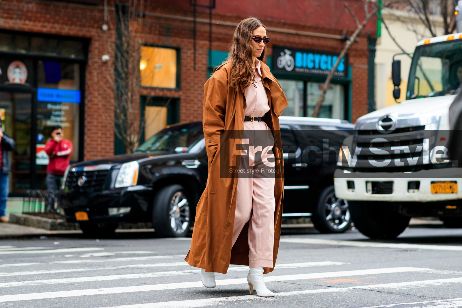 erika boldrin, camel trenchcoat, light pink jumpsuit, belted jumpsuit, white leather boots, high heels boots, black leather belt, scale sunglasses, fashion week, frenchystyle, FW, jonathan paciullo, street style, NYFW, NEW YORK, AUTUMN WINTER 2020-2021, FALL WINTER 2020-2021, FW 20-21, horizontal, atmosphere details, full length