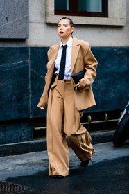 beige jacket, beige pants, beige suits, camel pants, camel suits, camel jacket, oversize jacket, oversize pants, oversize suits, boyish look, white shirt, black tie, black leather clutch, high waist pants, pleated pants, bottega veneta bag, loose pants, loose jacket, karina nigay, street style, jonathan paciullo, FW, frenchystyle, fashion week, MFW, MILAN, SPRING SUMMER 2021, SS 21, vertical, full length