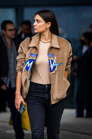 black jean, bracelet, brown jacket, cordoroy jacket, jacket, jean, Kate Darma, zipped jacket, fashion week, frenchystyle, FW, jonathan paciullo, street style, PFW, PARIS, SPRING SUMMER 2022, SS 22, vertical, atmosphere details