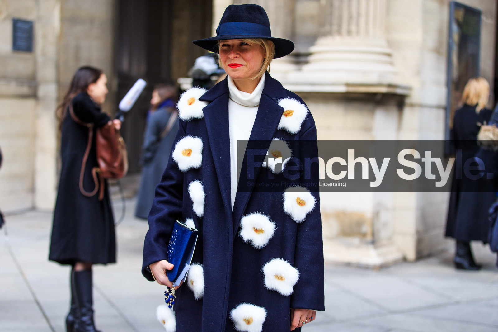 atmosphere details, AUTUMN WINTER 2016-2017, AW 16-17, blue clutch, blue coat, blue hat, detail, elisa nalin, embroidered coat, FALL WINTER 2016-2017, fashion week, fedora, flower, frenchystyle, FW, FW 16-17, horizontal, jonathan paciullo, leather clutch, PARIS, PFW, street style, turtleneck sweater, white sweater