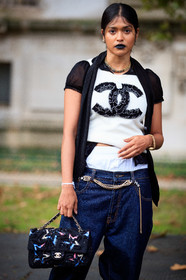 jenn abey, black lipstick, black t-shirt, black top, black scarf, black bag, tweed bag, embroidered bag, stars embroidered bag, lace bag, hand bag, ruffle top, ruffle t-shirt, navy blue jeans, denim, baggy pants, loose pants, loose jeans, metalic belt, chain belt, big chain necklace, strassed necklace, monogrammed scarf, logo printed t-shirt, chanel bag, chanel scarf, chanel top, chanel t-shirt, chanel belt, strassed belt, golden necklace, golden bracelet, PARIS, PFW, fashion week, frenchystyle, FW, jonathan paciullo, street style, SPRING SUMMER 2021, SS 21, vertical, atmosphere details, detail