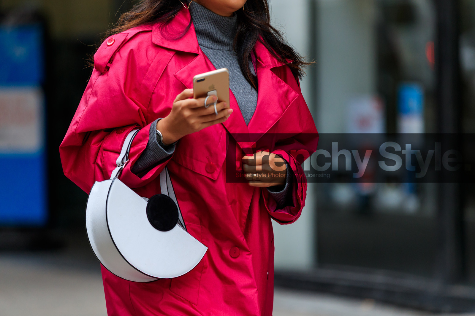 black and white bag, graphic bag, leather bag, printed bag, red coat, trench coat, street style, jonathan paciullo, FW, frenchystyle, fashion week, NYFW, NEW YORK, AUTUMN WINTER 2018-2019, AW 18-19, FALL WINTER 2018-2019, FW 18-19, atmosphere details, horizontal, detail