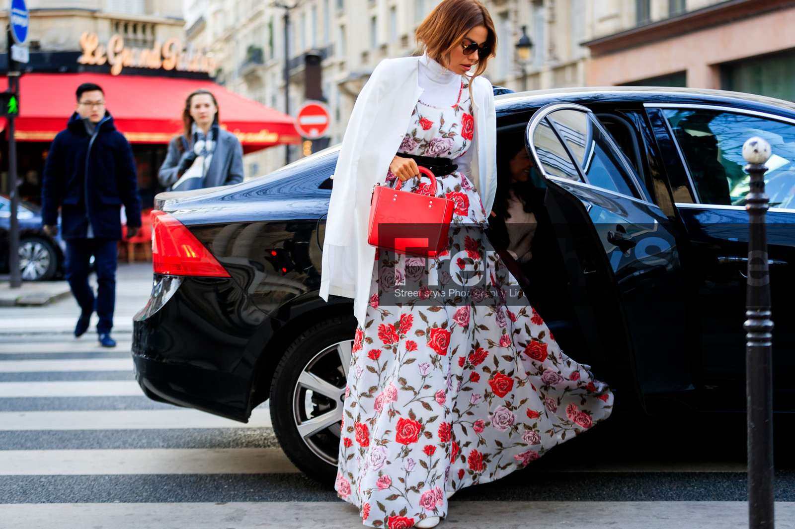 black belt, floral, flowers, graphic skirt, leather bag, over the shoulder, printed skirt, printed top, red bag, sunglasses, turtleneck sweater, white jacket, white skirt, white sweater, white top, street style, jonathan paciullo, FW, frenchystyle, fashion week, PFW, PARIS, AUTUMN WINTER 2018-2019, FALL WINTER 2018-2019, FW 18-19, horizontal, atmosphere details