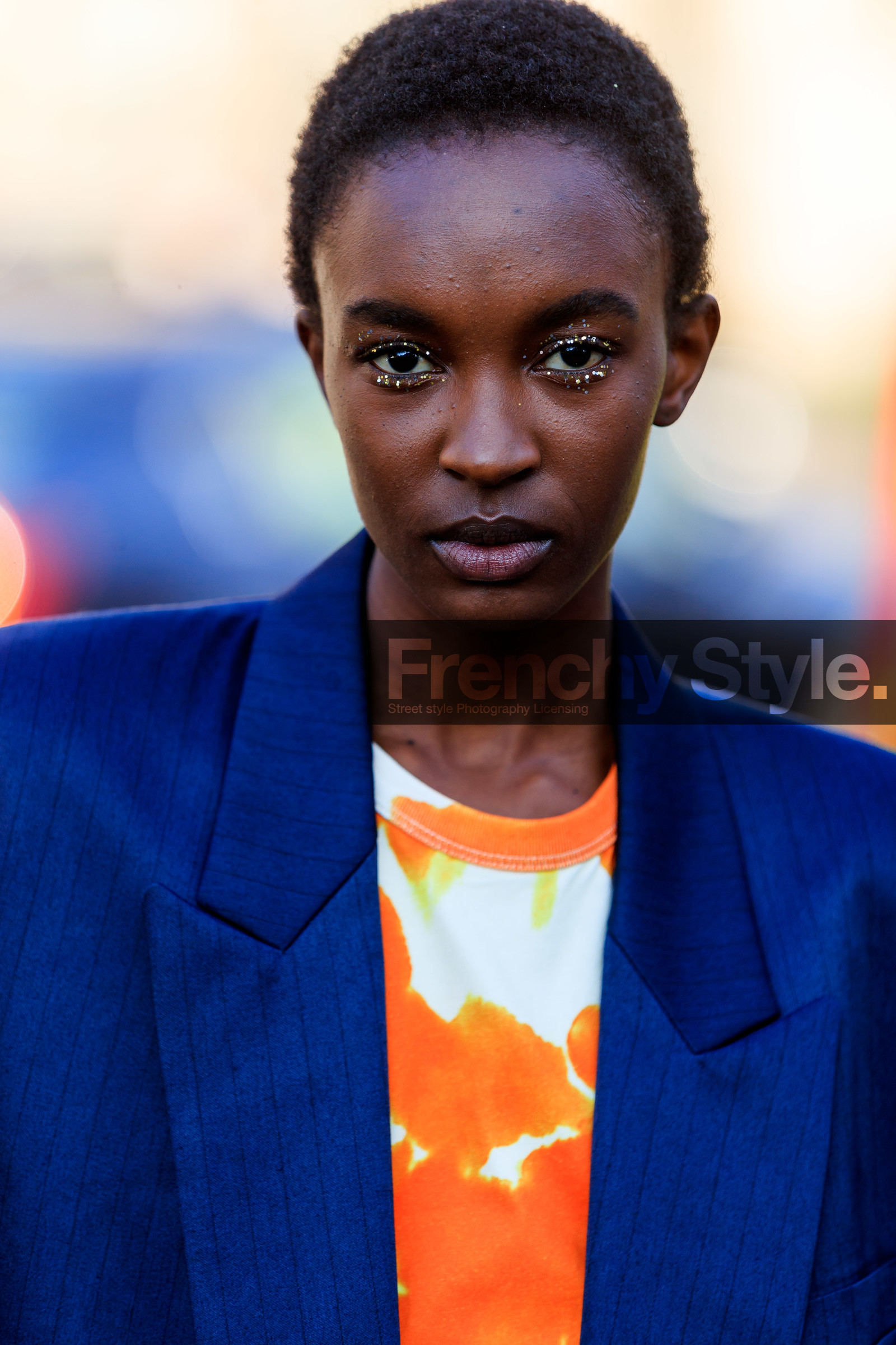 blazer, blue jacket, eyeshadow, glitter, model, orange top, oversize, tie & die, PARIS, PFW, street style, jonathan paciullo, FW, frenchystyle, fashion week, AUTUMN WINTER 2019-2020, AW 19-20, FALL WINTER 2019-2020, FW 19-20, vertical, atmosphere details, detail