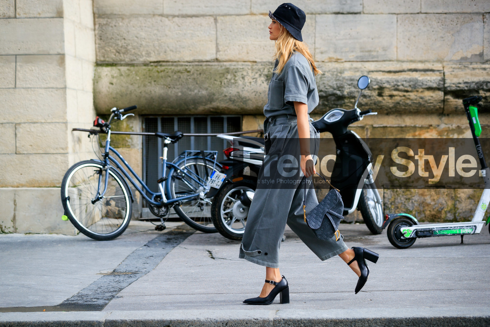 chloe lecareux, grey jumpsuit, grey bag, short sleeves jumpsuit, belted jumpsuit, button jumpsuits, flare jumpsuits, monogrammed bag, hand bag, black hat, monogrammed hat, dior bag, dior jumpsuit, dior hat, dior saddle bag, denim, denim jumpsuit, black leather shoes, mary jane shoes, high heels shoes, cropped jumpsuit, fashion week, frenchystyle, FW, jonathan paciullo, street style, PFW, PARIS, AUTUMN WINTER 2020-2021, FALL WINTER 2020-2021, FW 20-21, horizontal, full length, atmosphere details