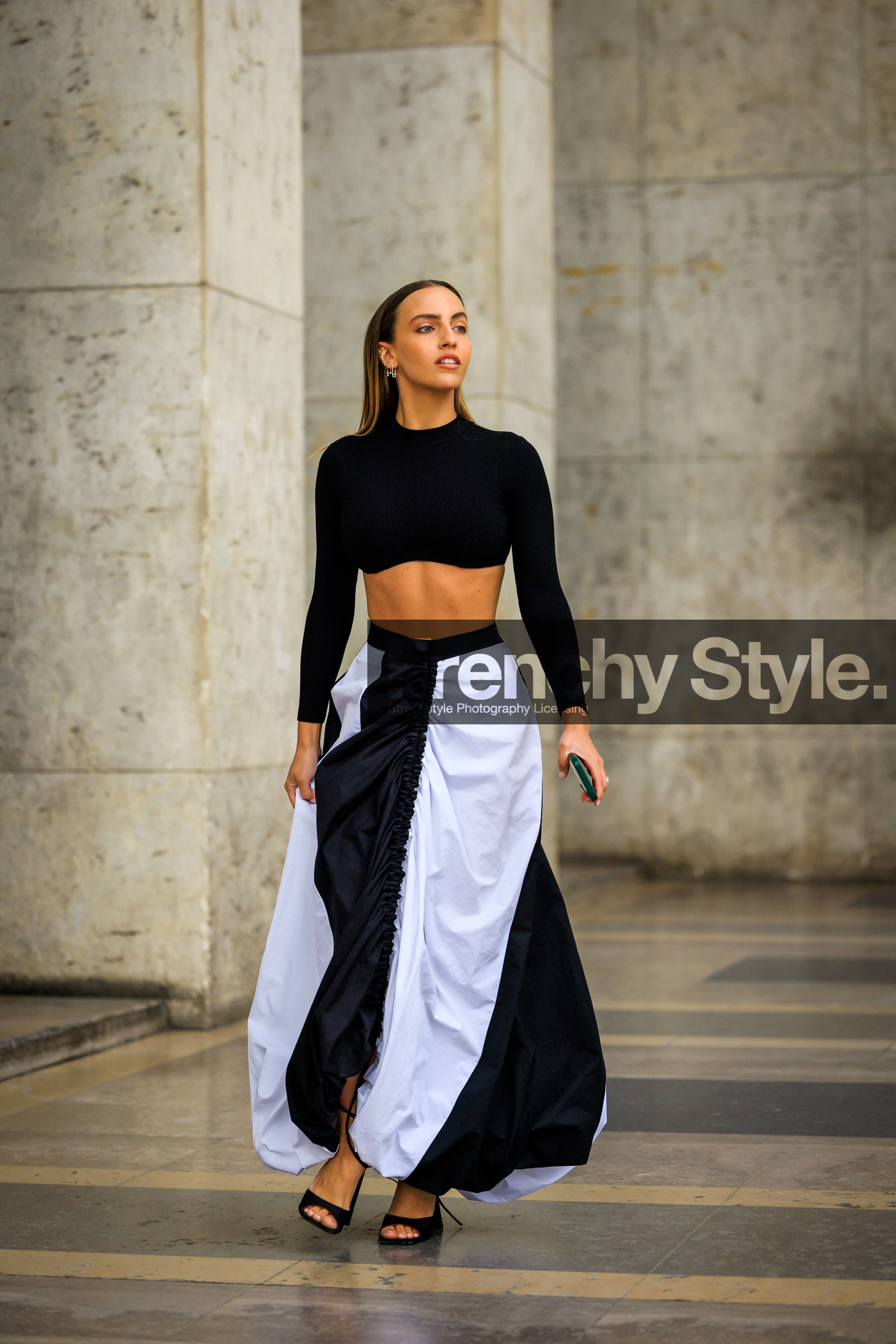 black cropped top, black and white pants, globy pants, dual toned trousers, assymetric cut pants, black sandals, black heels, baggy pants, carla ginola, fashion week, frenchystyle, FW, jonathan paciullo, street style, AUTUMN WINTER 2022-2023, FALL WINTER 2022_2023, FW 22-23, PFW, PARIS, vertical, full length
