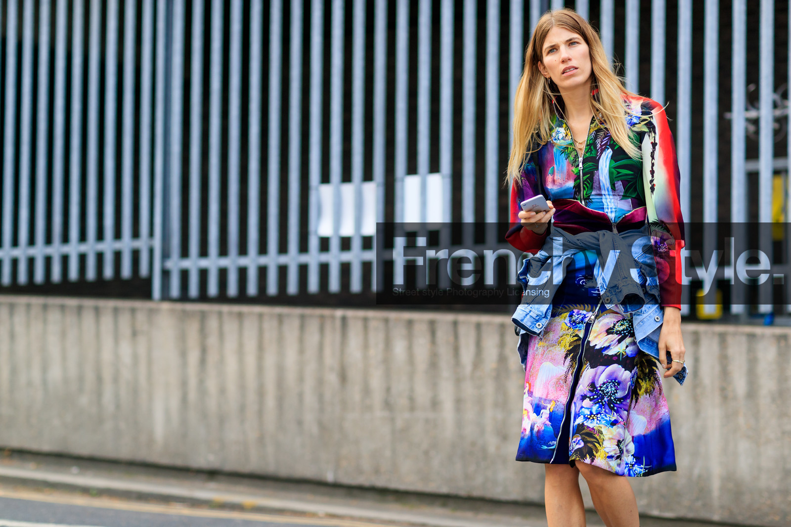 atmosphere details, blue denim, denim jacket, detail, fashion week, frenchystyle, FW, horizontal, jonathan paciullo, LFW, LONDON, multicolor dress, printed dress, SPRING SUMMER 2018, SS 18, street style, tied up jacket, veronika heilbrunner