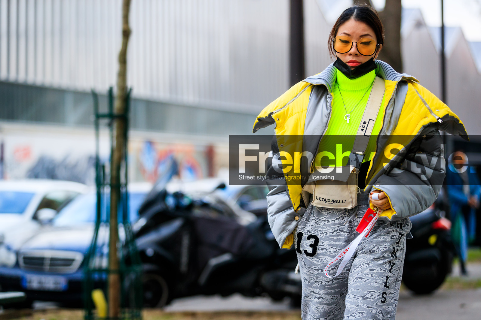 down jacket, graphic pants, grey jacket, grey pants, leather bag, printed pants, sunglasses, sweatpants, trousers, turtleneck sweater, white bag, yellow, yellow sweater, fashion week, frenchystyle, FW, jonathan paciullo, street style, PFW, PARIS, AUTUMN WINTER 2018-2019, FALL WINTER 2018-2019, FW 18-19, horizontal, atmosphere details