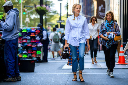 atmosphere details, black bag, black sandals, blue denim, bordeaux, burgundy, denim pants, fashion week, frenchystyle, full length, FW, horizontal, jeans, jonathan paciullo, leather bag, NEW YORK, NYFW, red bag, SPRING SUMMER 2018, SS 18, street style, trousers, white shirt