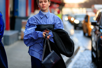 blue shirt, white shirt, striped shirt, belted shirt, corset belt, black leather bag, black leather belt, animal skin bag, silvered chain strap bag, saint laurent bag, oversize shirt, fashion week, frenchystyle, FW, jonathan paciullo, street style, AUTUMN WINTER 2020-2021, FALL WINTER 2020-2021, FW 20-21, horizontal, atmosphere details, detail, NYFW, NEW YORK