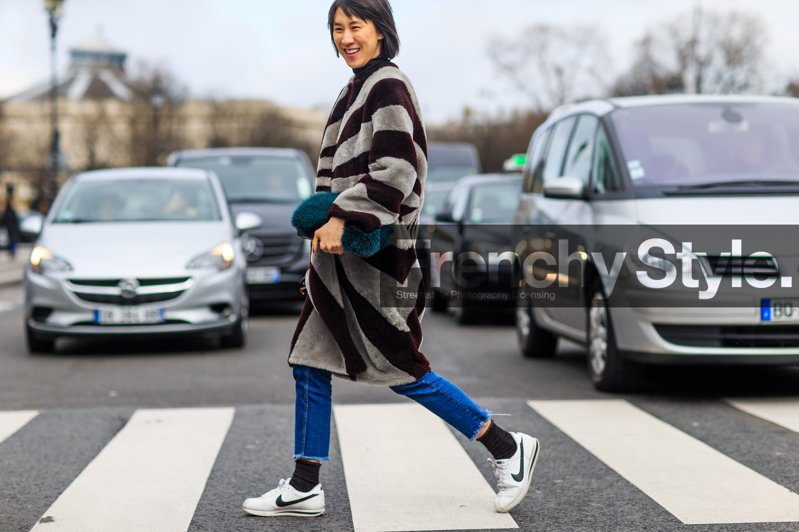 atmosphere details, AUTUMN WINTER 2016-2017, AW 16-17, blue bag, blue denim, brown coat, brown fur, denim pants, detail, eva chen, FALL WINTER 2016-2017, fashion week, frenchystyle, fur bag, fur coat, FW, FW 16-17, graphic coat, horizontal, jeans, jonathan paciullo, leather sneakers, nike, PARIS, PFW, printed coat, street style, trousers, white sneakers