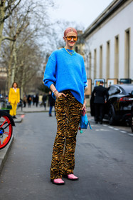 pink hair, dyed hair, blue jumper, knitwear, yellow sunglasses, 7Os sunglasses, tiger print pants, animal print trousers, loewe bag, blue bag, mini bag, necklaces, multiple bracelets, pink boots, marianne theodorsen, fashion week, frenchystyle, FW, jonathan paciullo, street style, AUTUMN WINTER 2022-2023, FALL WINTER 2022_2023, FW 22-23, PFW, PARIS, vertical, full length