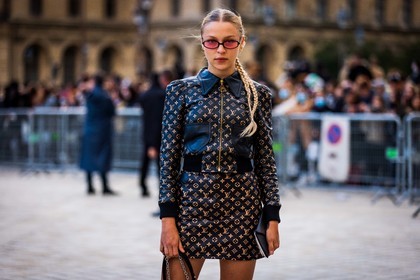 black jacket, black skirt, braid, hairstyle, jacket, leather jacket, leather skirt, logo print, louis vuitton look, mini skirt, pink sunglasses, printed jacket, printed skirt, Regina Anikiy, skirt, sunglasses, fashion week, frenchystyle, FW, jonathan paciullo, street style, PFW, PARIS, SPRING SUMMER 2022, SS 22, horizontal, atmosphere details