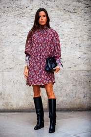 nina urgell cloquell, chloe bag, chloe dress, chloe look, chloe shoes, cachemere printed dress, burgundy dress, high collar dress, long sleeves dress, lace dress, lace sleeves, black leather boots, black leather clutch, high boots, fashion week, frenchystyle, FW, jonathan paciullo, street style, PFW, PARIS, SPRING SUMMER 2021, SS 21, vertical, full length