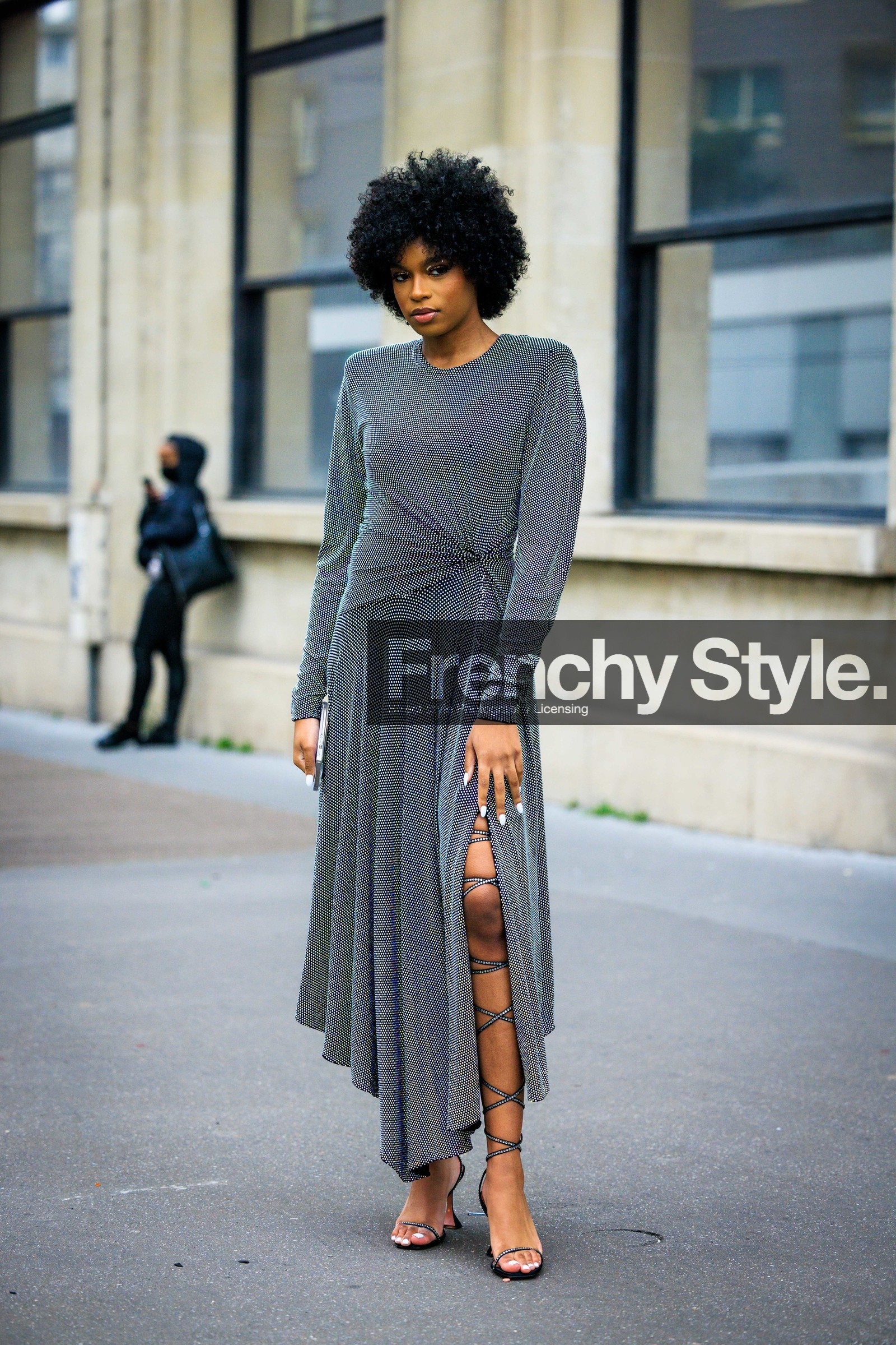 afro hair, smoky eyes, shiny dress, sparkling dress, open leg dress, crossed sandals, longdress, grey dress, fashion week, frenchystyle, FW, jonathan paciullo, street style, PARIS, PFW, SPRING SUMMER 2022, SS 22, full length, vertical, didi stone