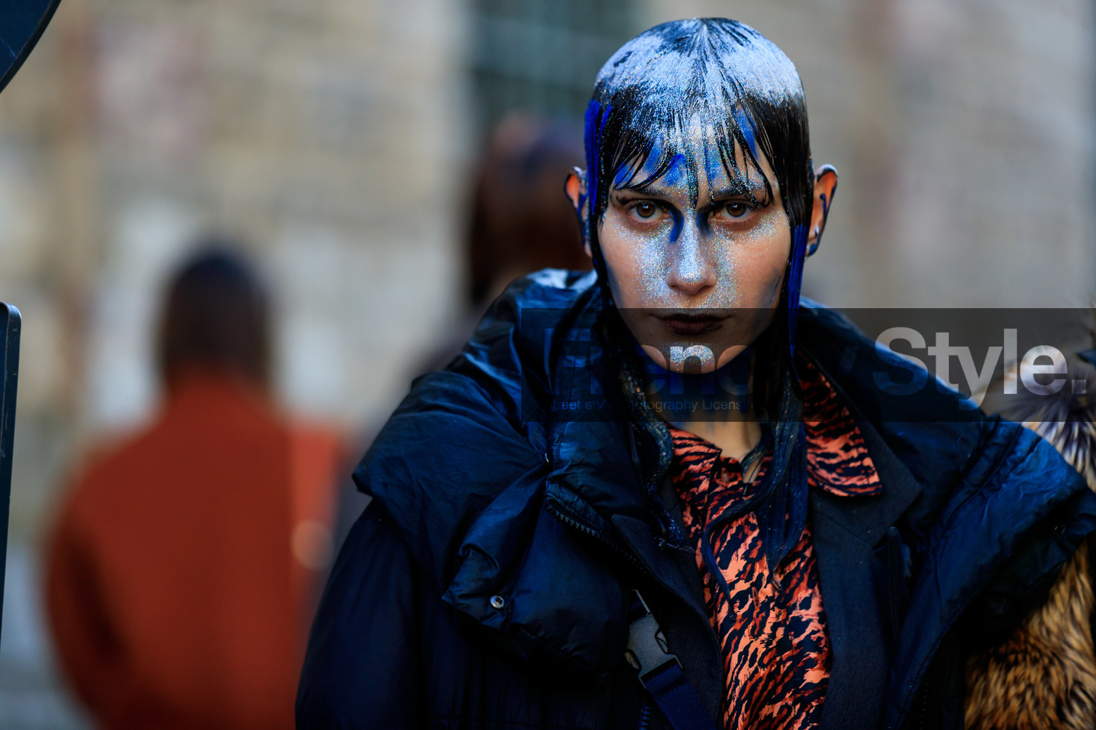 model, glitter face, glitter hair, make up, make up details, hair details, strassed make up, blue eyeshadows, blue eyeliner, fashion week, frenchystyle, FW, jonathan paciullo, street style, MFW, MILAN, AUTUMN WINTER 2020-2021, FALL WINTER 2020-2021, FW 20-21, horizontal, atmosphere details, detail, portrait