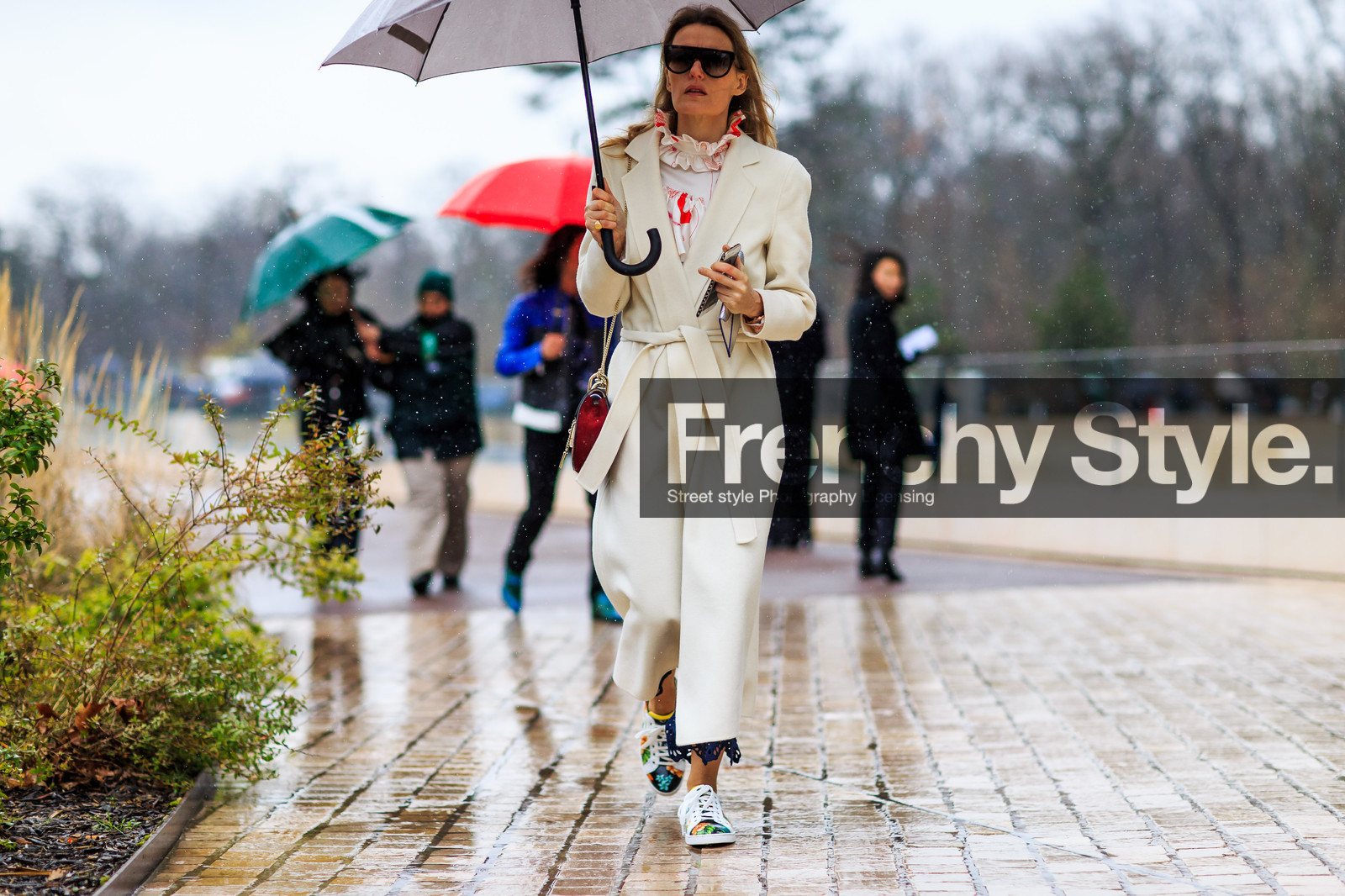 atmosphere details, AUTUMN WINTER 2016-2017, AW 16-17, belted coat, FALL WINTER 2016-2017, fashion week, frenchystyle, full length, FW, FW 16-17, horizontal, jonathan paciullo, leather sneakers, PARIS, PFW, street style, sunglasses, umbrella, white coat, white sneakers