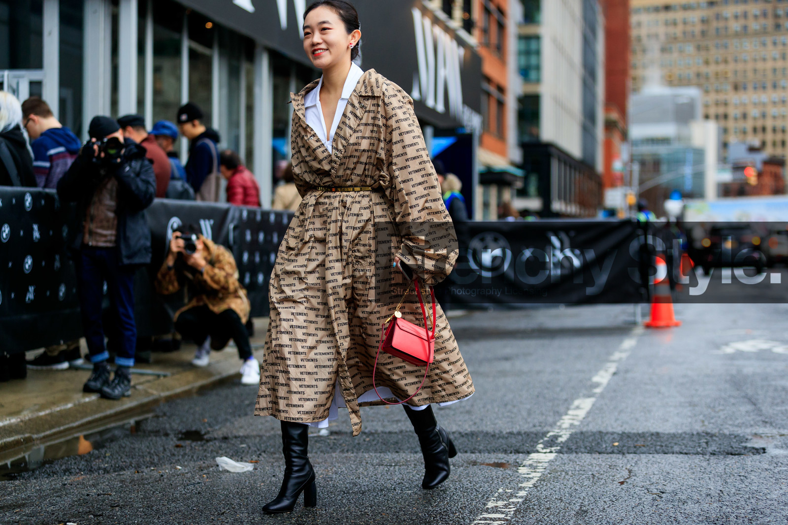 beige coat, beige trench coat, vetements coat, logo printed caot, monogrammed coat, belted coat, white shirt, golden belt, black leather boots, high heels boots, high boots, red leather bag, fashion week, frenchystyle, FW, jonathan paciullo, street style, AUTUMN WINTER 2020-2021, FALL WINTER 2020-2021, FW 20-21, horizontal, atmosphere details, full length, NYFW, NEW YORK