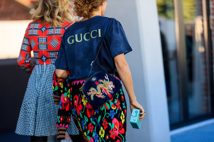 animal print, atmosphere details, black bag, black t shirt, detail, fashion week, floral, flowers, frenchystyle, FW, graphic bag, graphic skirt, gucci, horizontal, jonathan paciullo, leather bag, MFW, MILAN, multicolor skirt, printed bag, printed skirt, SPRING SUMMER 2018, SS 18, street style