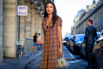 beige bag, camel shoes, checked, graphic bag, graphic dress, high heels, leather bag, leather shoes, plaid, printed bag, printed dress, yellow dress, fashion week, frenchystyle, FW, jonathan paciullo, street style, PFW, PARIS, atmosphere details, horizontal, detail, AUTUMN WINTER 2018-2019, FALL WINTER 2018-2019, FW 18-19, elizabeth von der goltz