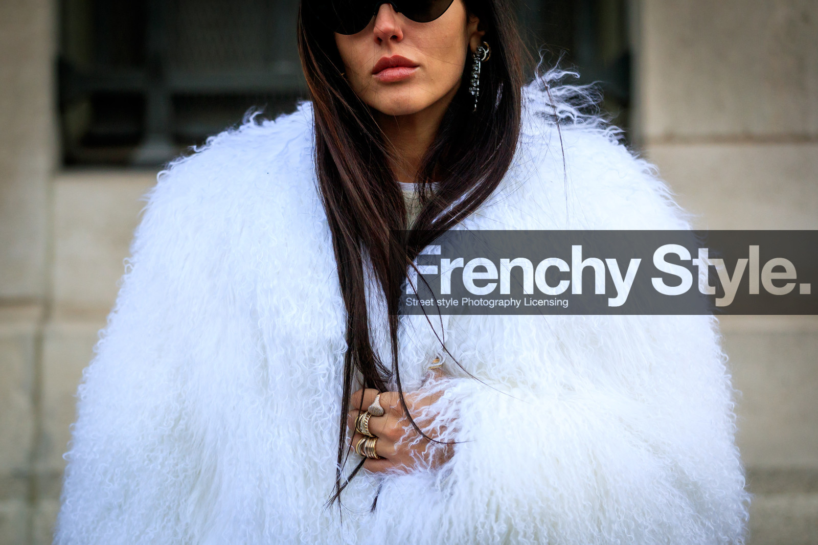 Fur coat, rings, sunglasses, white coat, white fur, street style, jonathan paciullo, FW, frenchystyle, fashion week, PFW, PARIS, AUTUMN WINTER 2018-2019, FALL WINTER 2018-2019, FW 18-19, horizontal, atmosphere details, alessandra ambrosio