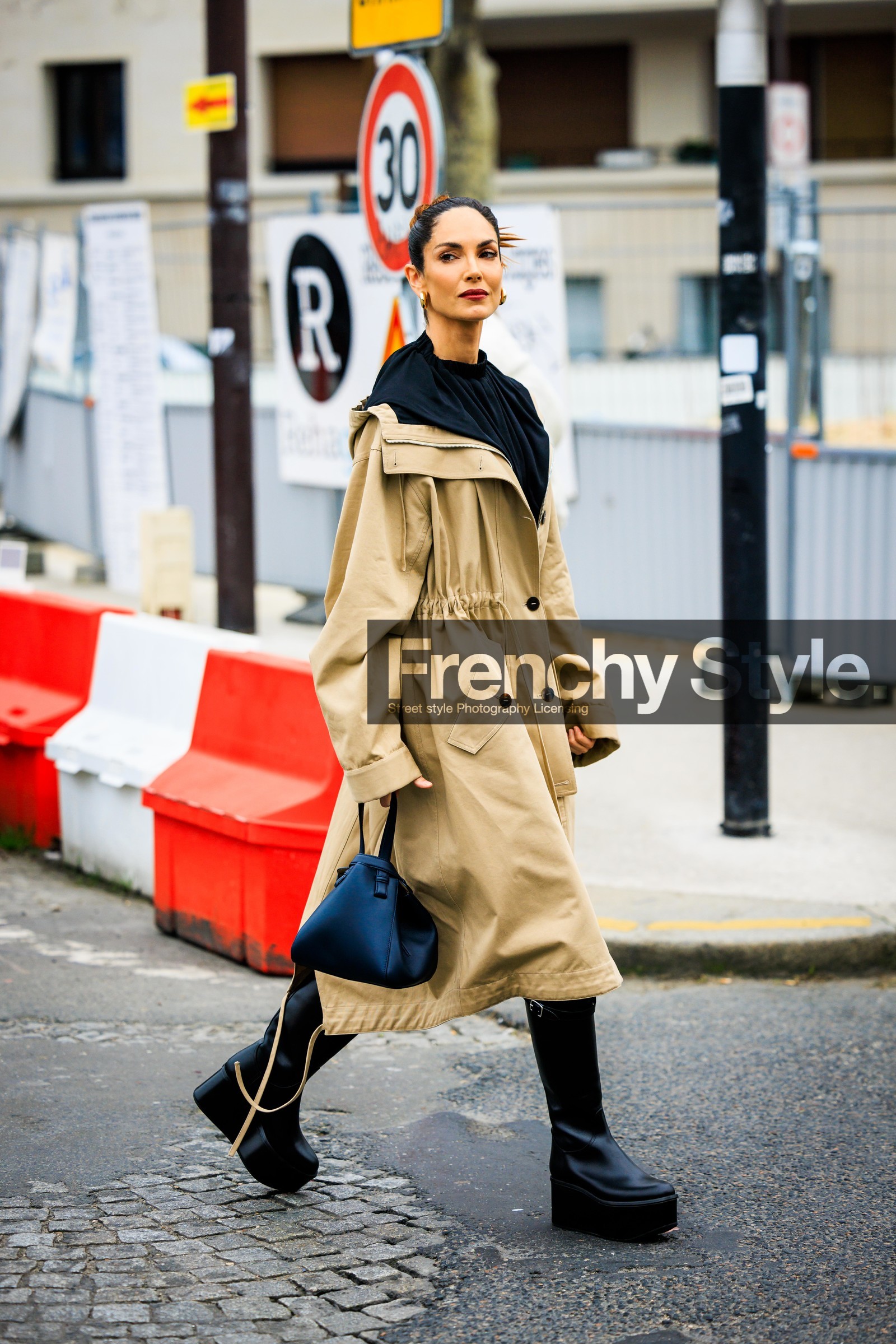 classic trench, beige trench, black shirt, black boots, platform boots, black handbag, leather bad, small bag, street style, jonathan paciullo, FW, frenchystyle, fashion week, AUTUMN WINTER 2022-2023, FALL WINTER 2022_2023, FW 22-23, PFW, PARIS, full length, vertical