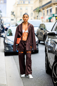 paco rabbane bag, orange bag, brown blazer, brown pants, cargo pants, white bra, silver earrings, white shoes, white heels, long necklace, fashion week, frenchystyle, FW, jonathan paciullo, street style, AUTUMN WINTER 2022-2023, FALL WINTER 2022_2023, FW 22-23, PFW, PARIS, vertical, full length