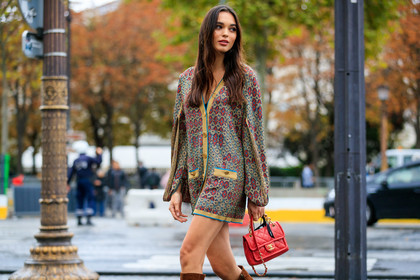 solange smith, chanel bag, chanel cardigan, red leather bag, hand bag, quilted bag, chain strap bag, cardigan dress, pullover dress, lurex cardigan, golden cardigan, multicolor cardigan, red cardigan, blue cardigan, split sleeves, jacquard cardigan, PARIS, PFW, SPRING SUMMER 2020, SS 20, fashion week, frenchystyle, FW, jonathan paciullo, street style, horizontal, atmosphere details, detail