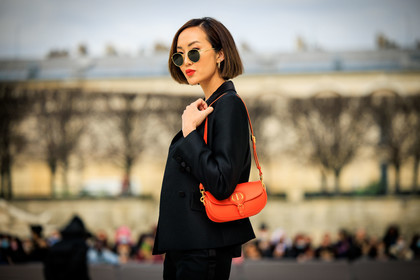 black blazer, full black look, black sunglasses, black top, dior handbag, red bag, red lips, close up, Chriselle Lim, fashion week, frenchystyle, FW, jonathan paciullo, street style, AUTUMN WINTER 2022-2023, FALL WINTER 2022_2023, FW 22-23, PFW, PARIS, horizontal, atmosphere details, detail