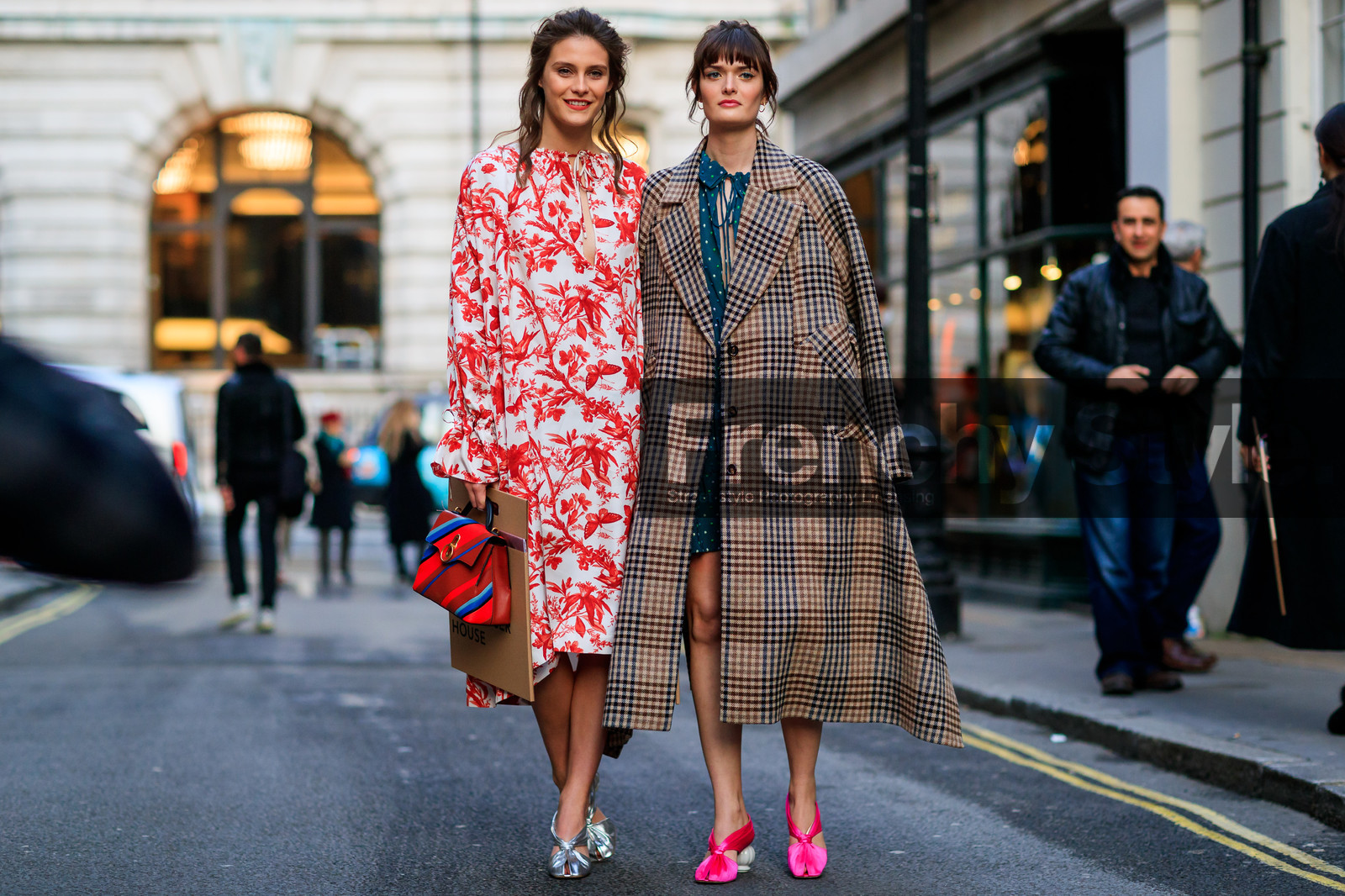 brown coat, checked, graphic bag, graphic dress, graphic jacket, green dress, high heels, houndstooth pattern, leather bag, leather shoes, over the shoulder, pink shoes, plaid, polka dot, printed bag, printed dress, printed jacket, red bag, red dress, silver shoes, striped bag, fashion week, frenchystyle, FW, jonathan paciullo, street style, LFW, LONDON, AUTUMN WINTER 2018-2019, AW 18-19, FALL WINTER 2018-2019, FW 18-19, horizontal, atmosphere details, full length