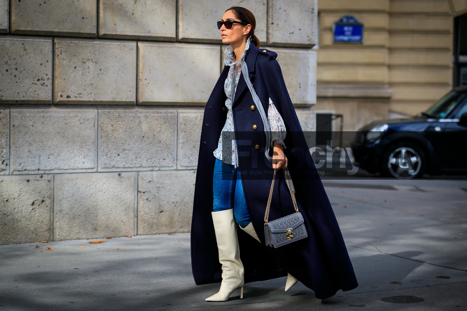 geraldine boublil, miu miu bag, miu miu coat, miu miu blouse, miu miu look, navy blue cape, navy blue coat, light blue blouse, floral printed blouse, high collar blouse, denim, blue jeans, high boots, high heels boots, white leather boots, grey leather bag, pleated bag, PARIS, PFW, SPRING SUMMER 2020, SS 20, fashion week, frenchystyle, FW, jonathan paciullo, street style, horizontal, atmosphere details, full length