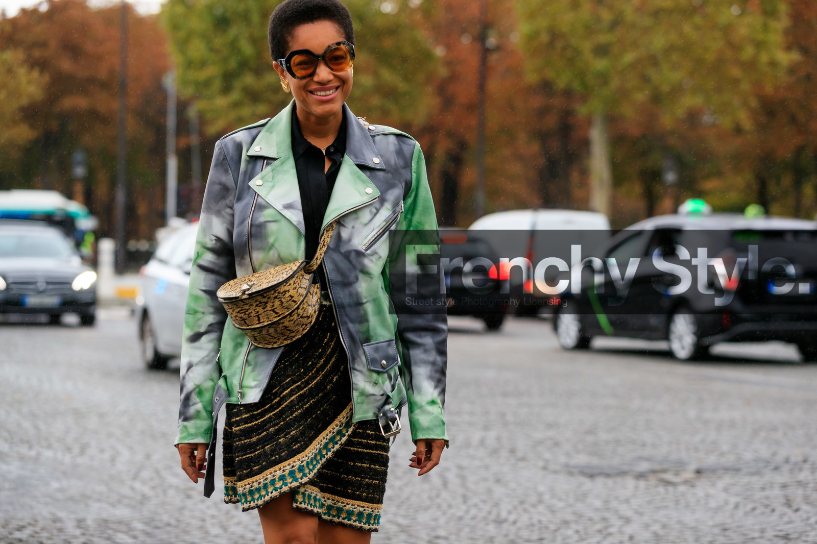 tamu mcpherson, tie and dye jacket, leather jacket, grey leather jacket, green leather jacket, black skirt, wrap skirt, knit skirt, knitwear, golden skirt, beige leather bag, crossbody bag, animal skin bag, geometric shape glasses, scale sunglasses, smoked sunglasses, mini skirt, black shirt, PARIS, PFW, SPRING SUMMER 2020, SS 20, fashion week, frenchystyle, FW, jonathan paciullo, street style, horizontal, atmosphere details, detail