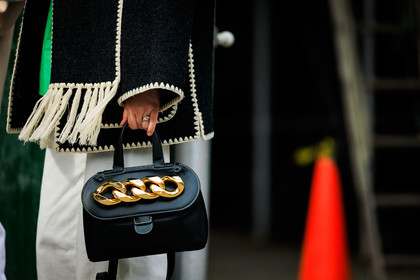 jw anderson black chain bag, details, ruffled scarf, earrings, fashion week, frenchystyle, FW, jonathan paciullo, street style, NYFW, NEW YORK, AUTUMN WINTER 2022-2023, FALL WINTER 2022_2023, FW 22-23, atmosphere details, horizontal