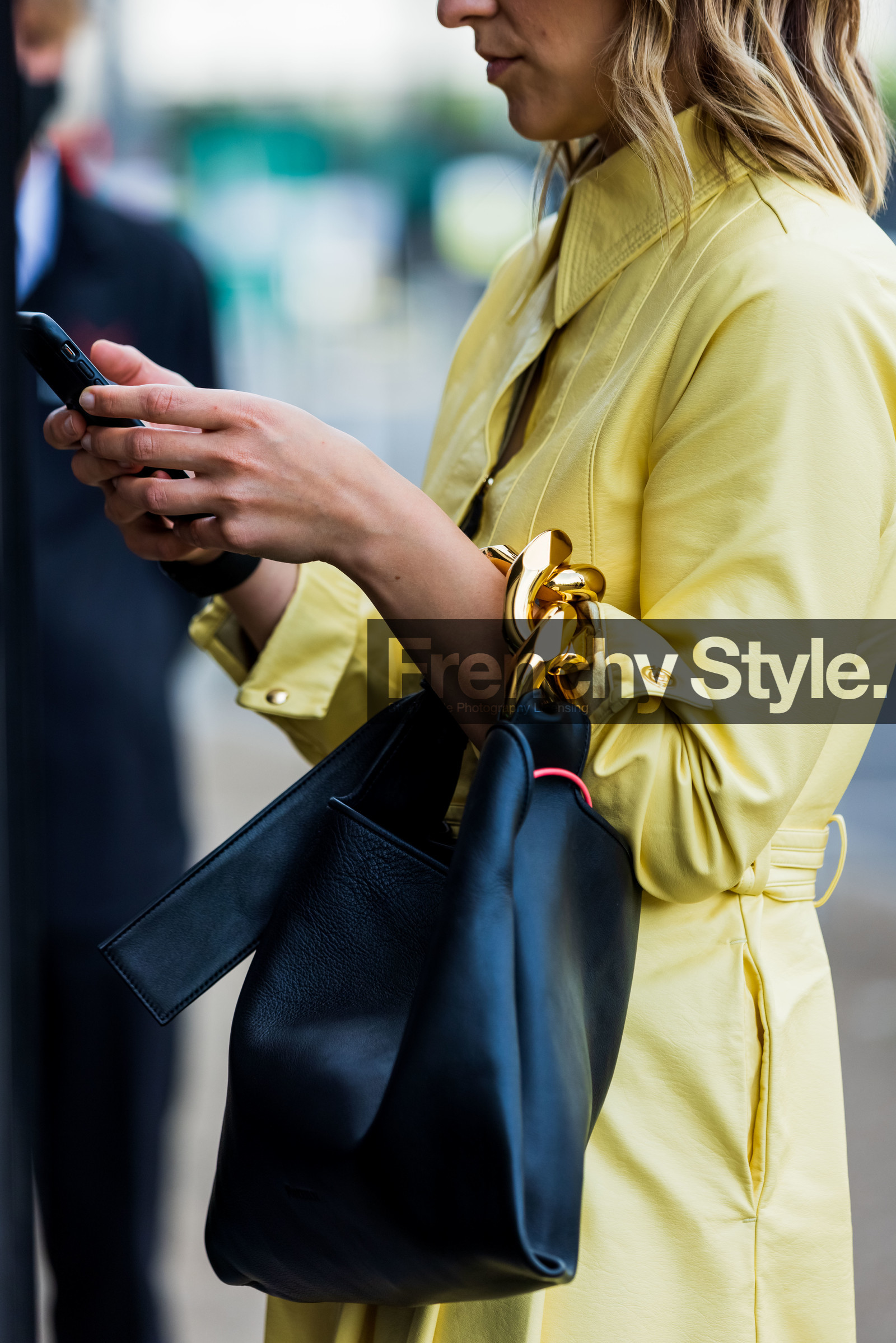 handbag, jacket, yellow coat, yellow, black, fashion week, frenchystyle, FW, jonathan paciullo, street style, SPRING SUMMER 2022, SS 22, LFW, LONDON, vertical, atmosphere details, detail