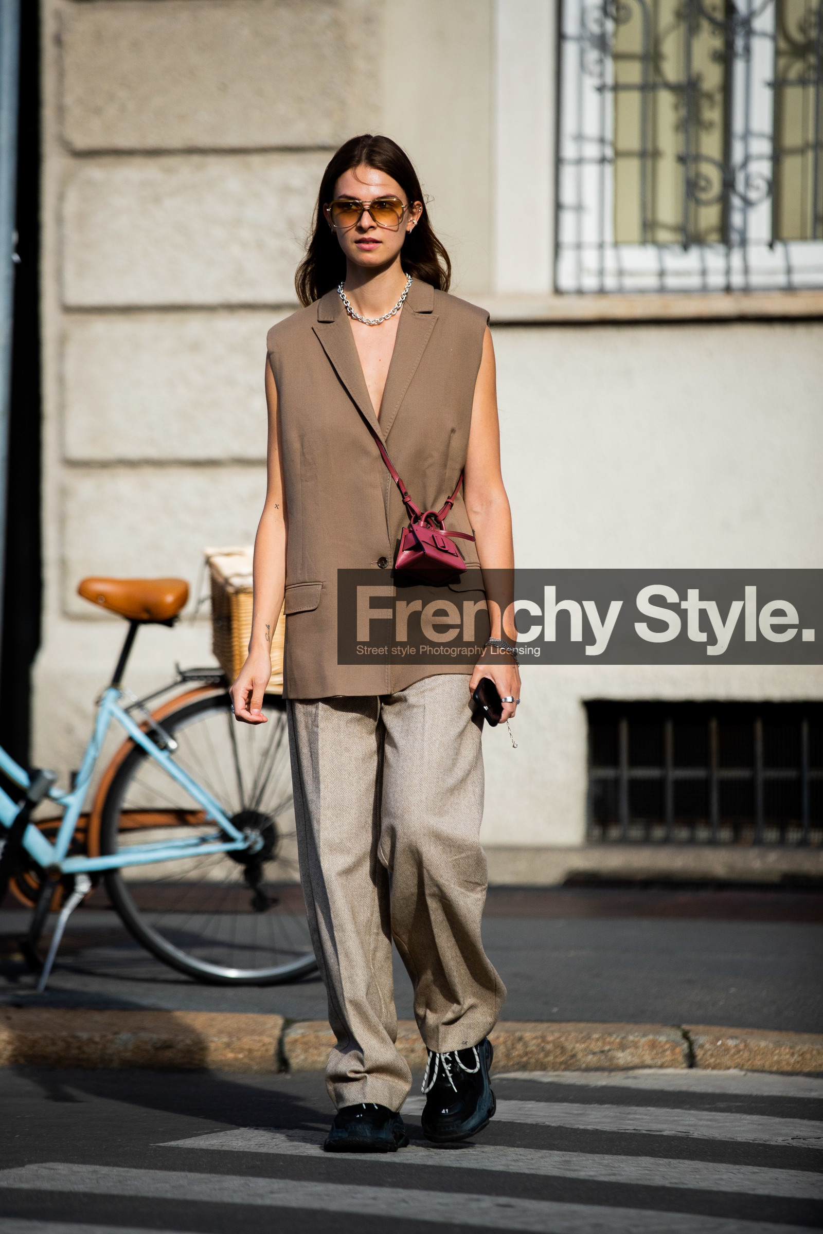 crossbody bag, mini bag, burgundy leather bag, boyy bag, metalic frame sunglasses, smoked sunglasses, aviator sunglasses, sleeveless jacket, beige jacket, silver necklace, silver bracelet, big chain necklace, multi bracelet, light beige pants, loose pants, black sneackers, balenciaga sneakers, low necked jacket, jacqueline zelwis, street style, jonathan paciullo, FW, frenchystyle, fashion week, MFW, MILAN, SPRING SUMMER 2021, SS 21, vertical, full length