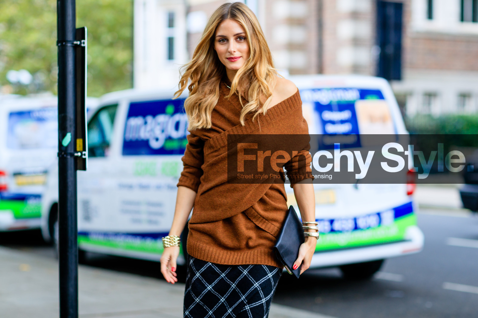 atmosphere details, black bag, black skirt, brown sweater, checked skirt, detail, fashion week, frenchystyle, FW, geometric, golden jewelry, graphic skirt, horizontal, jonathan paciullo, leather bag, LFW, LONDON, olivia palermo, plaid, SPRING SUMMER 2017, SS 17, street style, woman