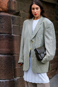lauren caruso, kaki leather bag, michael kors bag, green jacket, kaki jacket, white t-shirt, white dress, pleated dress, mid long dress, checked jacket, oversize jacket, fashion week, frenchystyle, FW, jonathan paciullo, street style, NYFW, NEW YORK, AUTUMN WINTER 2020-2021, FALL WINTER 2020-2021, FW 20-21, vertical, atmosphere details, detail