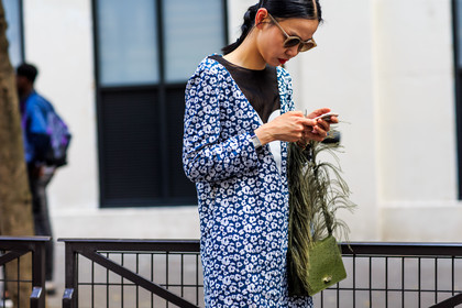 atmosphere details, blue coat, detail, fashion week, feathers, floral, flower, frenchystyle, FW, green bag, horizontal, jonathan paciullo, kaki bag, leather bag, MENSWEAR, navy jacket, PARIS, PFW, printed coat, SPRING SUMMER 2017, SS 17, street style, sunglasses